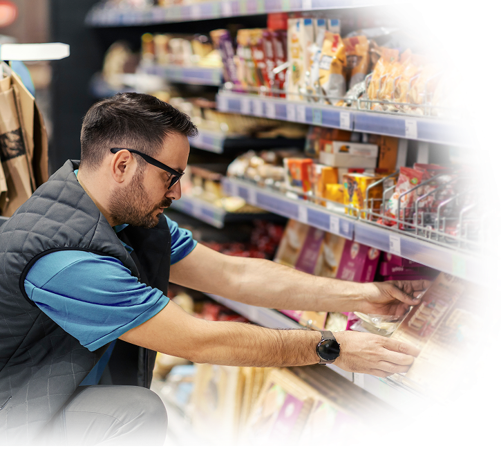 Profesional de retail realizando una revisión
